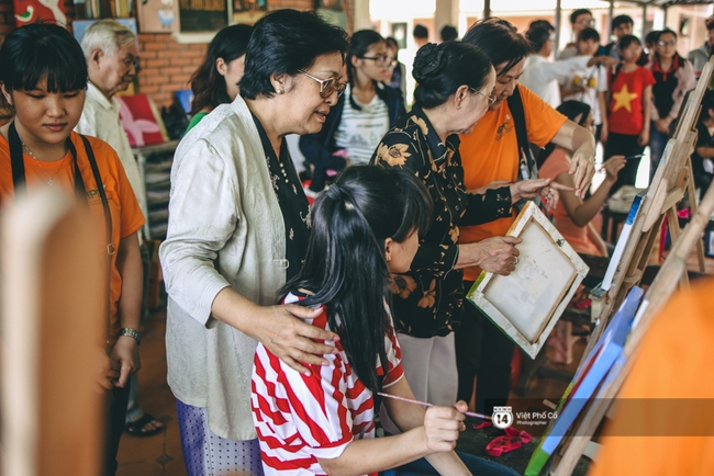 Chủ tịch Quỹ Sáng kiến Màu cam trao học bổng cho những hoàn cảnh đặc biệt ở Sài Gòn - Ảnh 2.