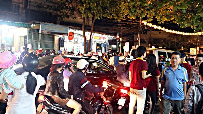 Kẹt xe k&eacute;o d&agrave;i h&agrave;ng tiếng đồng hồ ở Hội An - Ảnh 5.