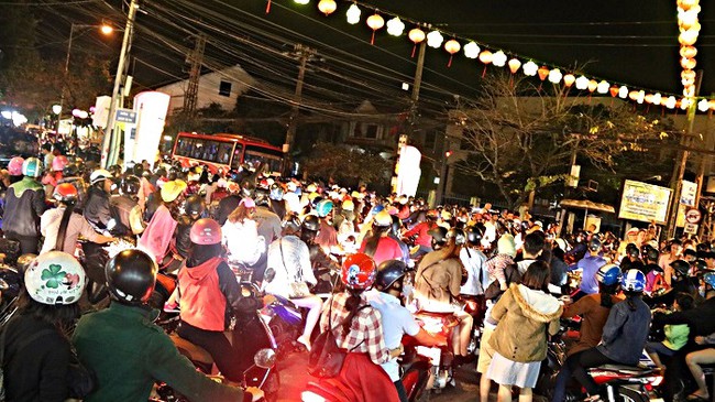 Kẹt xe k&eacute;o d&agrave;i h&agrave;ng tiếng đồng hồ ở Hội An - Ảnh 3.