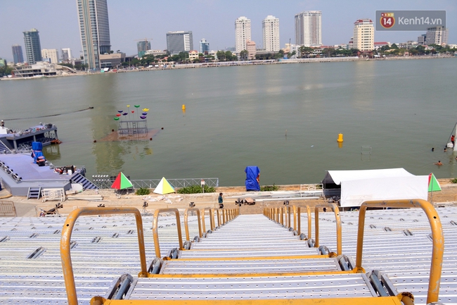 Cận cảnh s&acirc;n khấu tr&ecirc;n s&ocirc;ng H&agrave;n v&agrave; kh&aacute;n đ&agrave;i vạn chỗ ngồi chuẩn bị cho Lễ hội ph&aacute;o hoa Quốc tế Đ&agrave; Nẵng - Ảnh 5.