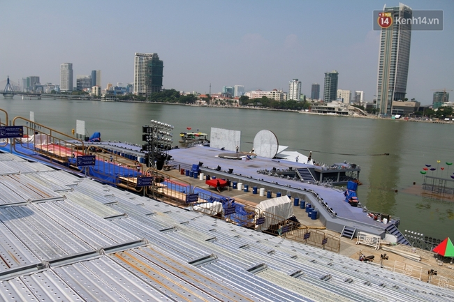 Cận cảnh s&acirc;n khấu tr&ecirc;n s&ocirc;ng H&agrave;n v&agrave; kh&aacute;n đ&agrave;i vạn chỗ ngồi chuẩn bị cho Lễ hội ph&aacute;o hoa Quốc tế Đ&agrave; Nẵng - Ảnh 6.