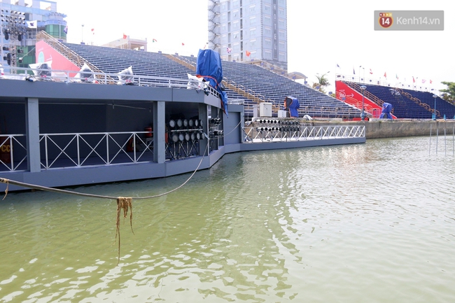 Cận cảnh sân khấu trên sông Hàn và khán đài vạn chỗ ngồi chuẩn bị cho Lễ hội pháo hoa Quốc tế Đà Nẵng - Ảnh 12.