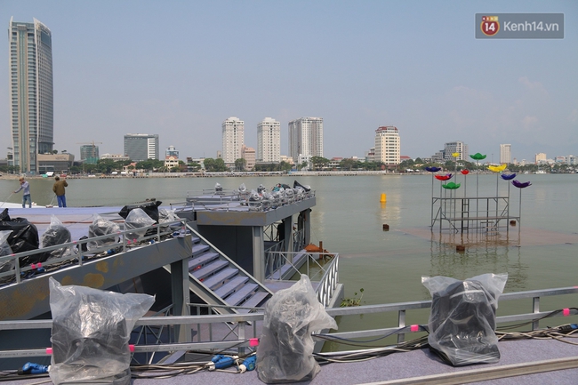 Cận cảnh s&acirc;n khấu tr&ecirc;n s&ocirc;ng H&agrave;n v&agrave; kh&aacute;n đ&agrave;i vạn chỗ ngồi chuẩn bị cho Lễ hội ph&aacute;o hoa Quốc tế Đ&agrave; Nẵng - Ảnh 9.