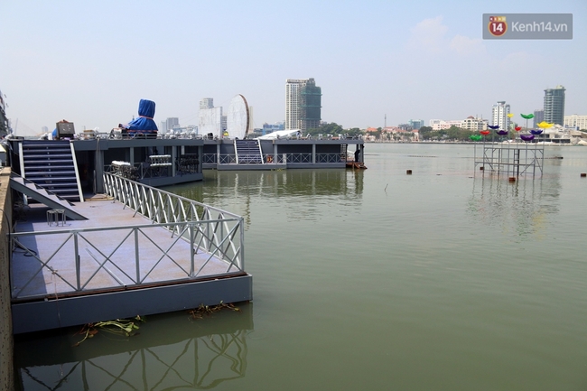 Cận cảnh s&acirc;n khấu tr&ecirc;n s&ocirc;ng H&agrave;n v&agrave; kh&aacute;n đ&agrave;i vạn chỗ ngồi chuẩn bị cho Lễ hội ph&aacute;o hoa Quốc tế Đ&agrave; Nẵng - Ảnh 8.