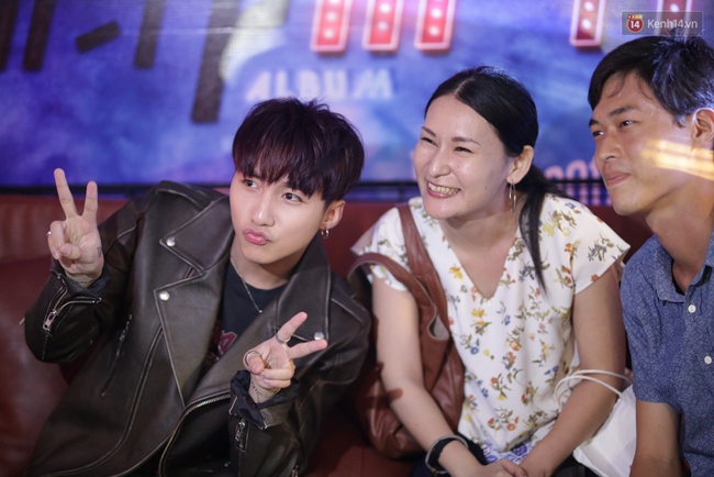 Fan đội mưa lớn chờ đợi, Sơn T&ugrave;ng M-TP li&ecirc;n tục cười hạnh ph&uacute;c v&agrave; nhiệt t&igrave;nh k&yacute; tặng - Ảnh 8.