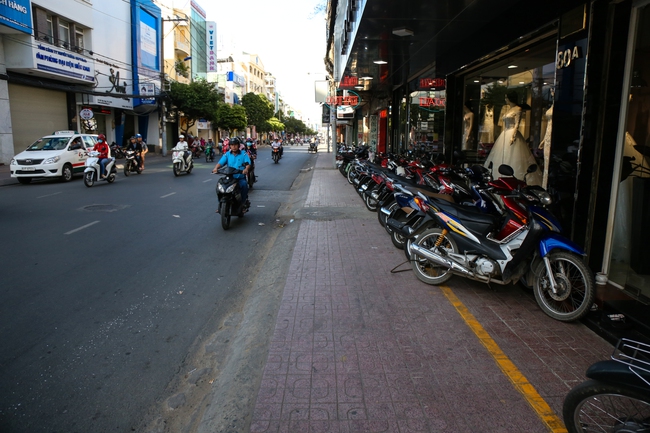 Vỉa hè Sài Gòn sau khi được phân chia bằng vạch kẻ: Người đi bộ thoải mái, dân buôn bán hài lòng - Ảnh 4.