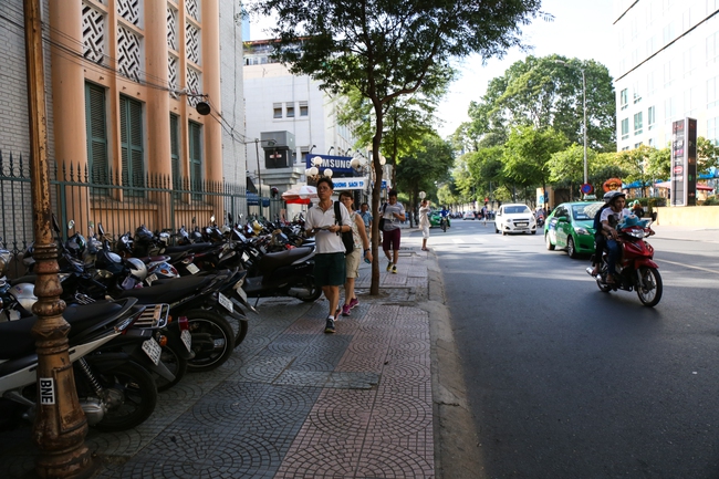 Vỉa hè Sài Gòn sau khi được phân chia bằng vạch kẻ: Người đi bộ thoải mái, dân buôn bán hài lòng - Ảnh 8.