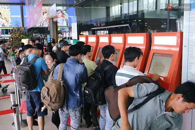 Chùm ảnh: Cận Tết, biển người vật vã hàng tiếng đồng hồ chờ check in ở sân bay Tân Sơn Nhất - Ảnh 15.