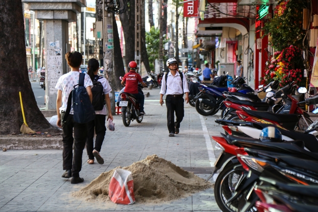 Vỉa hè Sài Gòn sau khi được phân chia bằng vạch kẻ: Người đi bộ thoải mái, dân buôn bán hài lòng - Ảnh 12.