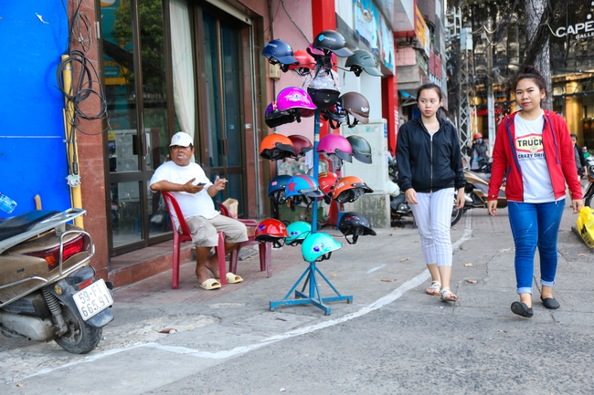 Vỉa hè Sài Gòn sau khi được phân chia bằng vạch kẻ: Người đi bộ thoải mái, dân buôn bán hài lòng - Ảnh 10.