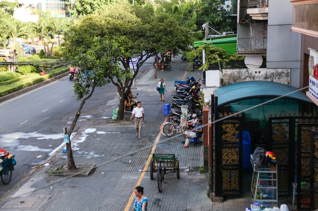 Vỉa hè Sài Gòn sau khi được phân chia bằng vạch kẻ: Người đi bộ thoải mái, dân buôn bán hài lòng - Ảnh 1.