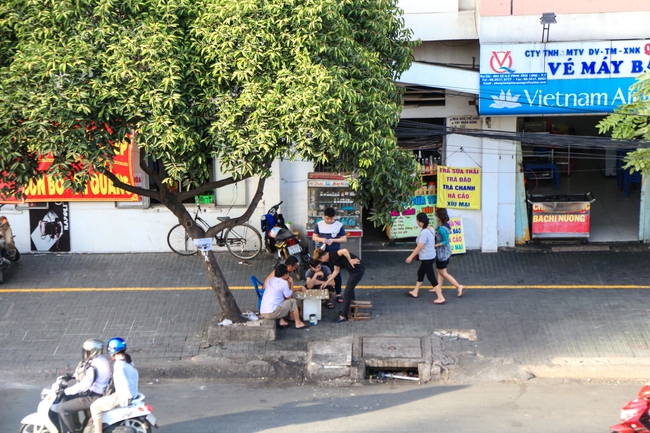 Vỉa hè Sài Gòn sau khi được phân chia bằng vạch kẻ: Người đi bộ thoải mái, dân buôn bán hài lòng - Ảnh 2.