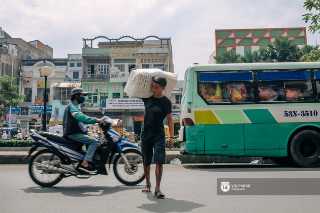 Cuộc sống mưu sinh vất vả của những chàng nghệ sĩ múa lân trẻ tuổi ở Sài Gòn - Ảnh 4.