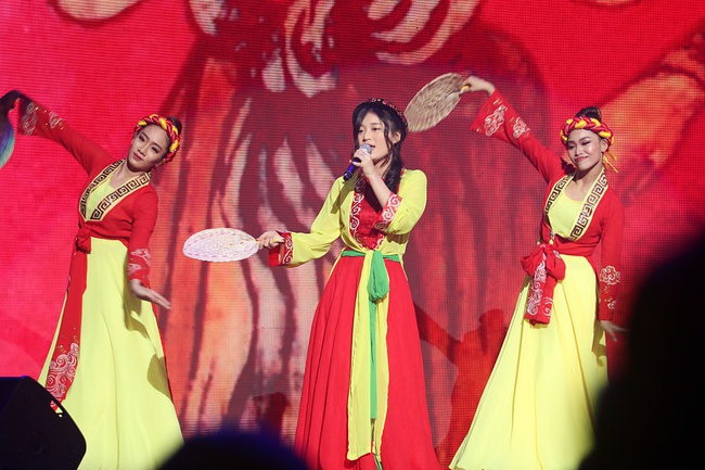 Noo Phước Thịnh khiến khán giả Việt nở mày nở mặt với phần biểu diễn tại Malaysia - Ảnh 11.