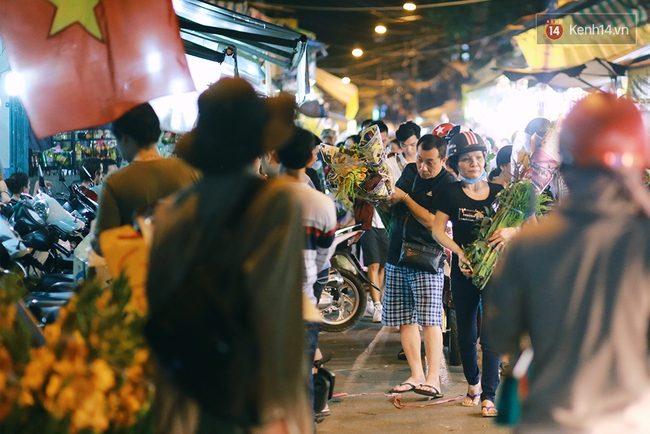 Khuya 29 Tết, hàng nghìn người và xe cộ vẫn đang chen chúc ở chợ hoa lớn nhất Sài Gòn - Ảnh 7.