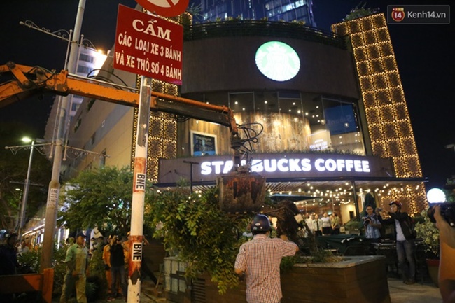 2 tuần sau khi dỡ bỏ bồn hoa và bậc thềm lấn chiếm vỉa hè, quán cafe Starbucks ngã 6 Phù Đổng trông vẫn ổn! - Ảnh 2.