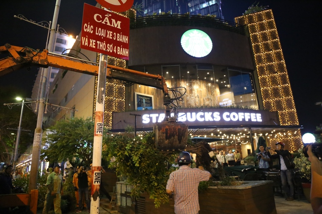 Quán café Starbucks ở ngã 6 Phù Đổng, Sài Gòn bị phá bỏ khu bồn hoa, bậc thềm vì lấn chiếm vỉa hè - Ảnh 3.