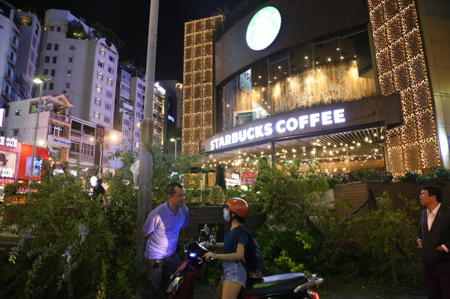 Quán café Starbucks ở ngã 6 Phù Đổng, Sài Gòn bị phá bỏ khu bồn hoa, bậc thềm vì lấn chiếm vỉa hè - Ảnh 4.