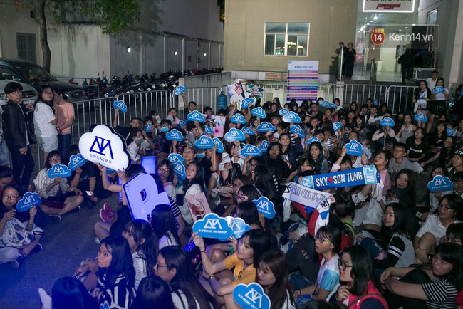 Sơn T&ugrave;ng mang căn ph&ograve;ng truyền cảm hứng của m&igrave;nh chi&ecirc;u đ&atilde;i 300 fan trong buổi họp fan cuối năm - Ảnh 1.