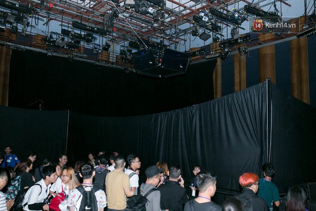 Sơn T&ugrave;ng mang căn ph&ograve;ng truyền cảm hứng của m&igrave;nh chi&ecirc;u đ&atilde;i 300 fan trong buổi họp fan cuối năm - Ảnh 2.