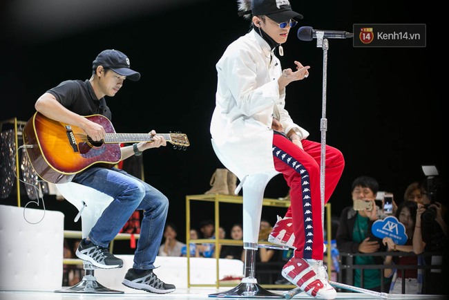 Sơn T&ugrave;ng mang căn ph&ograve;ng truyền cảm hứng của m&igrave;nh chi&ecirc;u đ&atilde;i 300 fan trong buổi họp fan cuối năm - Ảnh 5.