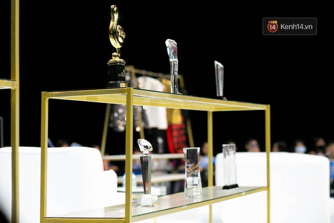 Sơn T&ugrave;ng mang căn ph&ograve;ng truyền cảm hứng của m&igrave;nh chi&ecirc;u đ&atilde;i 300 fan trong buổi họp fan cuối năm - Ảnh 11.