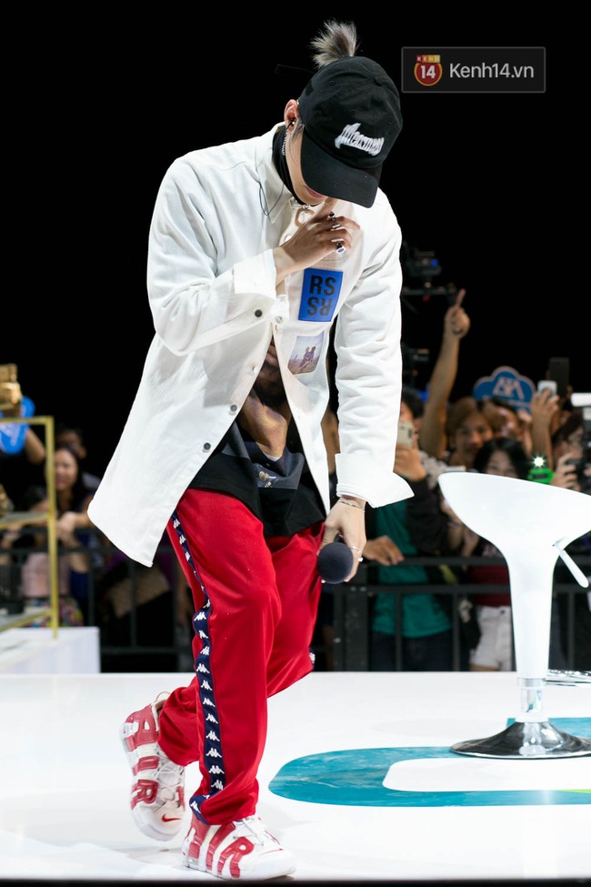 Sơn T&ugrave;ng mang căn ph&ograve;ng truyền cảm hứng của m&igrave;nh chi&ecirc;u đ&atilde;i 300 fan trong buổi họp fan cuối năm - Ảnh 14.