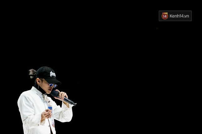 Sơn T&ugrave;ng mang căn ph&ograve;ng truyền cảm hứng của m&igrave;nh chi&ecirc;u đ&atilde;i 300 fan trong buổi họp fan cuối năm - Ảnh 7.