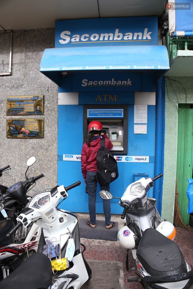 Nhiều cây ATM ở Sài Gòn trở nên quá cao vì bậc thềm lấn chiếm vỉa hè đã bị đập bỏ - Ảnh 5.
