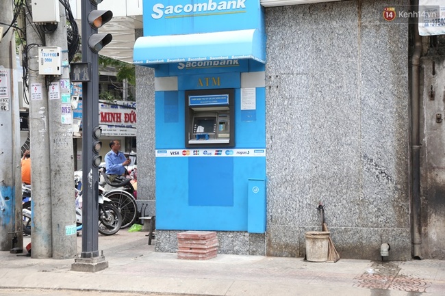 Nhiều cây ATM ở Sài Gòn trở nên quá cao vì bậc thềm lấn chiếm vỉa hè đã bị đập bỏ - Ảnh 8.