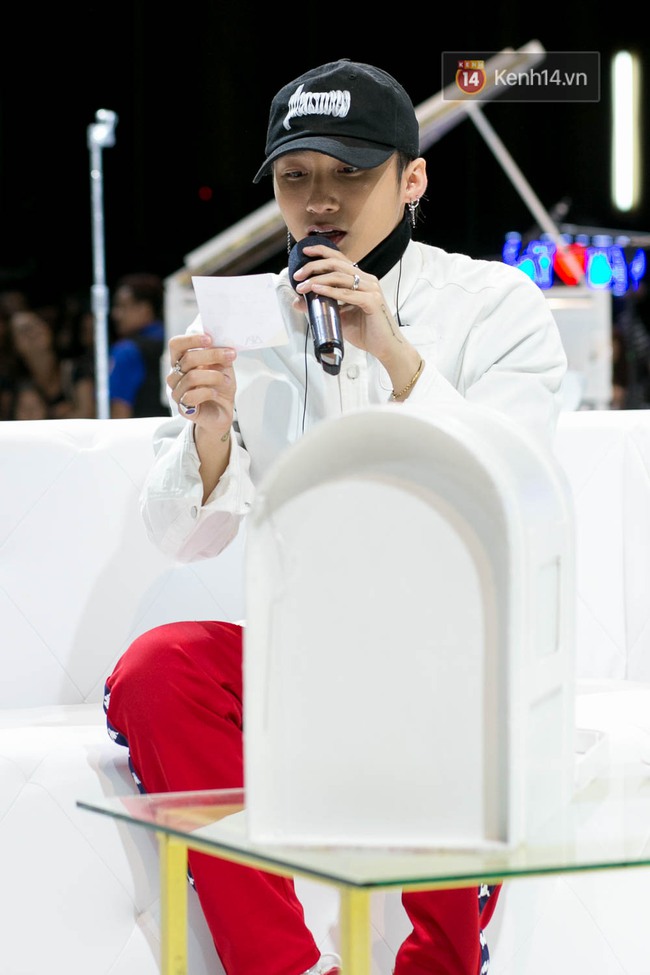 Sơn T&ugrave;ng mang căn ph&ograve;ng truyền cảm hứng của m&igrave;nh chi&ecirc;u đ&atilde;i 300 fan trong buổi họp fan cuối năm - Ảnh 16.