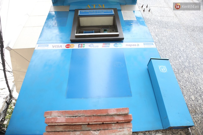 Nhiều cây ATM ở Sài Gòn trở nên quá cao vì bậc thềm lấn chiếm vỉa hè đã bị đập bỏ - Ảnh 9.
