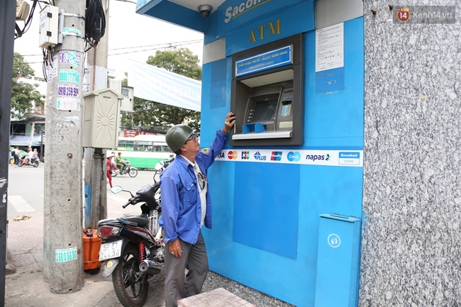 Nhiều cây ATM ở Sài Gòn trở nên quá cao vì bậc thềm lấn chiếm vỉa hè đã bị đập bỏ - Ảnh 3.