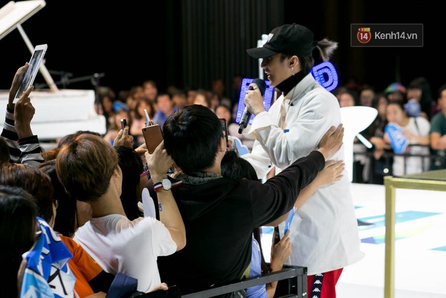 Sơn T&ugrave;ng mang căn ph&ograve;ng truyền cảm hứng của m&igrave;nh chi&ecirc;u đ&atilde;i 300 fan trong buổi họp fan cuối năm - Ảnh 18.