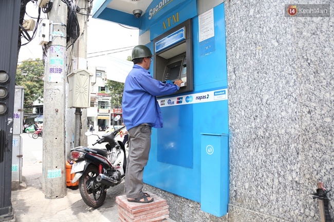 Nhiều cây ATM ở Sài Gòn trở nên quá cao vì bậc thềm lấn chiếm vỉa hè đã bị đập bỏ - Ảnh 4.