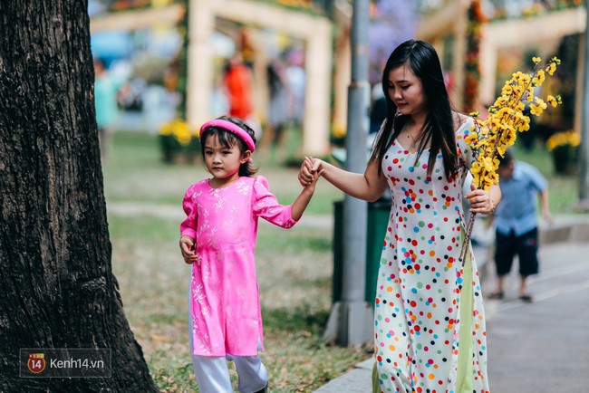 Ch&ugrave;m ảnh: H&agrave; Nội - S&agrave;i G&ograve;n v&agrave; những sắc m&agrave;u chiều 30 Tết - Ảnh 18.