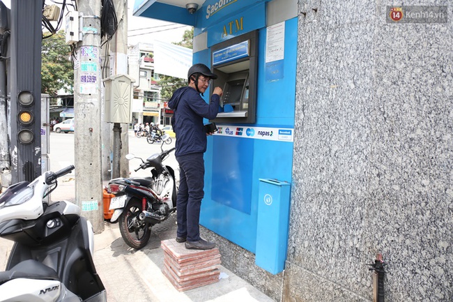 Nhiều cây ATM ở Sài Gòn trở nên quá cao vì bậc thềm lấn chiếm vỉa hè đã bị đập bỏ - Ảnh 10.
