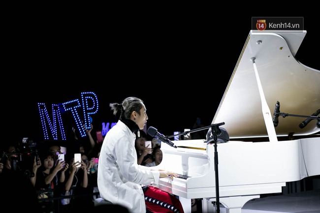 Sơn T&ugrave;ng mang căn ph&ograve;ng truyền cảm hứng của m&igrave;nh chi&ecirc;u đ&atilde;i 300 fan trong buổi họp fan cuối năm - Ảnh 21.