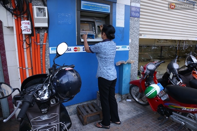 Cận cảnh cây ATM trong bức ảnh gây bão MXH: cô gái bắc ghế rút tiền vì bậc thềm đã bị dỡ bỏ - Ảnh 6.