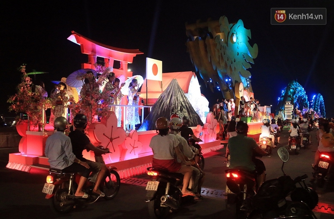 Hàng vạn người đổ ra đường hòa mình cùng lễ hội đường phố cực sôi động ở Đà Nẵng - Ảnh 10.