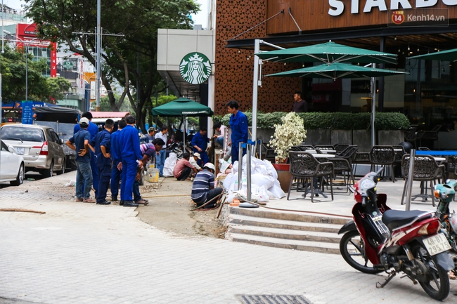 2 tuần sau khi dỡ bỏ bồn hoa và bậc thềm lấn chiếm vỉa hè, quán cafe Starbucks ngã 6 Phù Đổng trông vẫn ổn! - Ảnh 5.