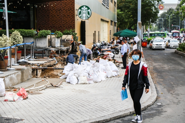 2 tuần sau khi dỡ bỏ bồn hoa và bậc thềm lấn chiếm vỉa hè, quán cafe Starbucks ngã 6 Phù Đổng trông vẫn ổn! - Ảnh 7.