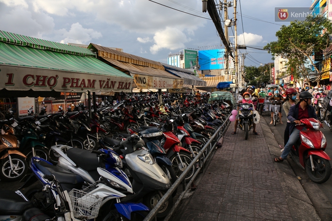 Cận cảnh khu tập kết hàng rong hợp pháp đầu tiên ở chợ Phạm Văn Hai Sài Gòn - Ảnh 2.