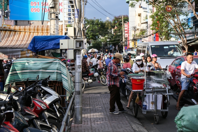 Cận cảnh khu tập kết hàng rong hợp pháp đầu tiên ở chợ Phạm Văn Hai Sài Gòn - Ảnh 3.