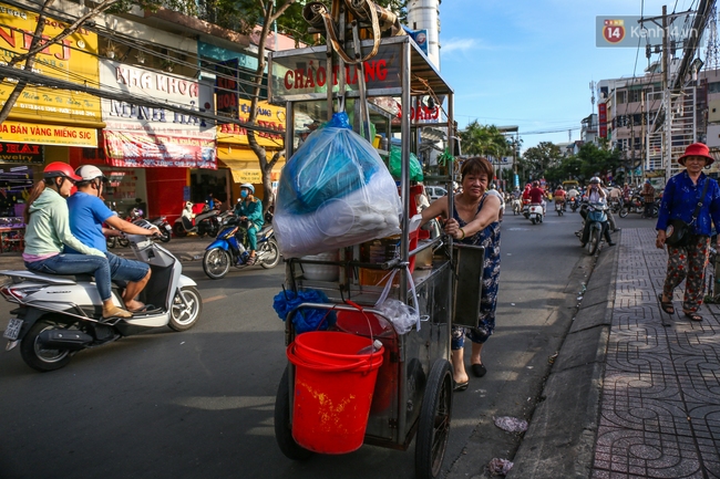 Cận cảnh khu tập kết hàng rong hợp pháp đầu tiên ở chợ Phạm Văn Hai Sài Gòn - Ảnh 6.