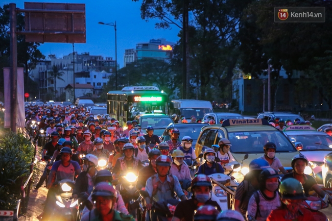 Kẹt xe kéo dài hơn 4 tiếng tại cửa ngõ vào sân bay Tân Sơn Nhất - Ảnh 4.