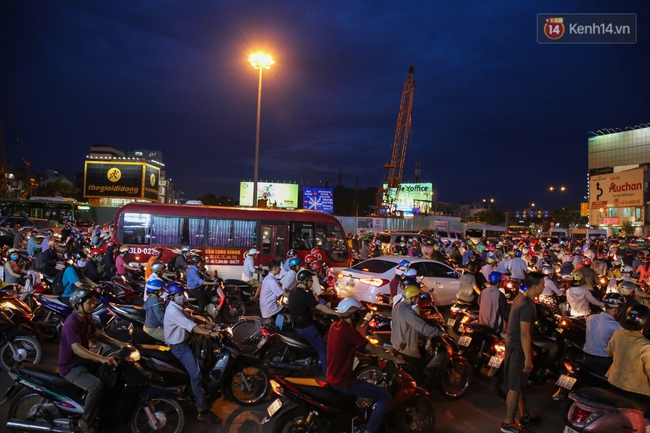 Kẹt xe kéo dài hơn 4 tiếng tại cửa ngõ vào sân bay Tân Sơn Nhất - Ảnh 17.