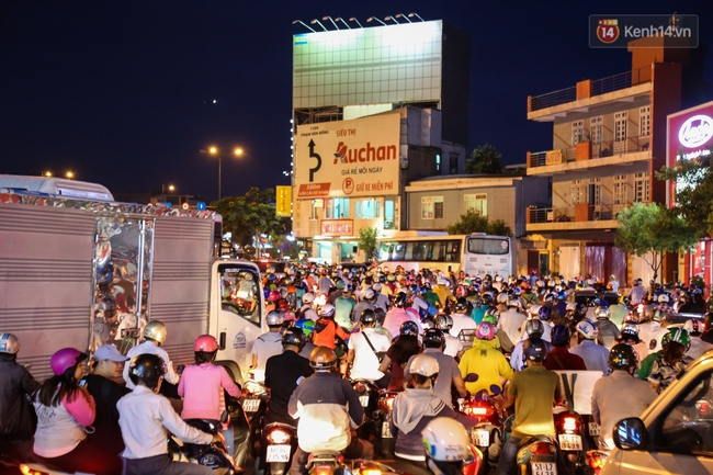 Kẹt xe kéo dài hơn 4 tiếng tại cửa ngõ vào sân bay Tân Sơn Nhất - Ảnh 10.