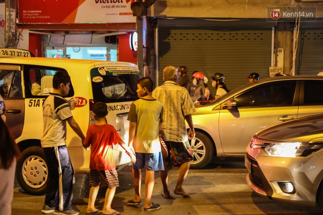 Kẹt xe kéo dài hơn 4 tiếng tại cửa ngõ vào sân bay Tân Sơn Nhất - Ảnh 13.