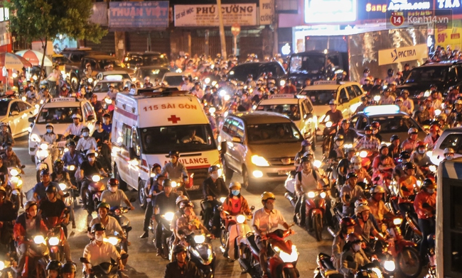 Kẹt xe kéo dài hơn 4 tiếng tại cửa ngõ vào sân bay Tân Sơn Nhất - Ảnh 8.
